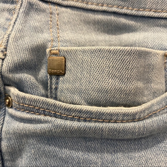 NWOT Bench High Rise Skinny Jean Shorts Light Wash Size 26 - Picture 3 of 4